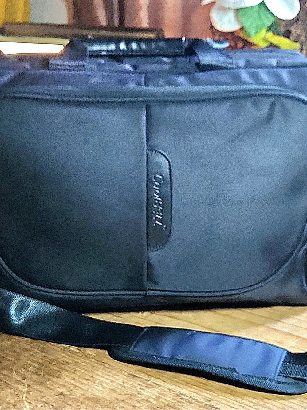 CoolBELL(TM) 15.6 inch Black Nylon Oxford Laptop Messanger Bag, Good
